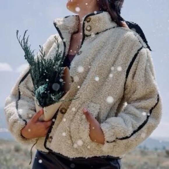 Hollister Cream Sherpa Jacket with Black Accents - Picture 9 of 9